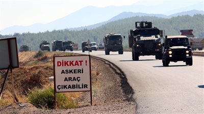 الجيش التركي يدفع بتعزيزات جديدة إلى الحدود السورية