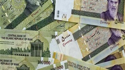 الريال الإيراني يهبط إلى 130 ألفا مقابل الدولار