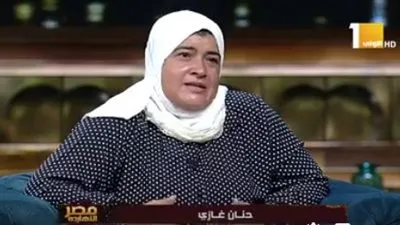 سيدة مصرية تتحدى ظروفها وتكمل تعليمها بعد سن الأربعين (فيديو)