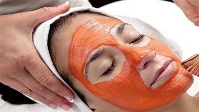 جربي قناع الطماطم لتقشير البشرة وتفتيحها