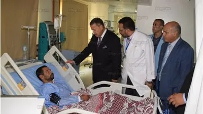 محافظ بني سويف يزور 4 حالات قسطرة قلب وجه بنقلهم من مستتشفى التأمين إلى العام (صور)