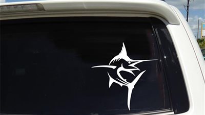 الطريقة الصحيحة لإزالة الملصقات من زجاج السيارة 