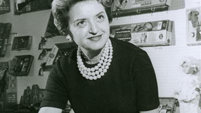 من هي روث موسكو هاندلر؟ 