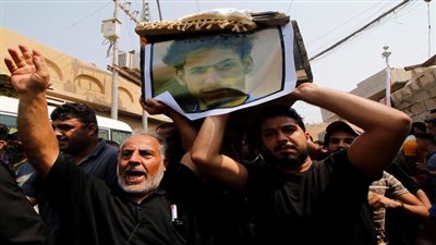 شاهد.. أهالي البصرة يشيعون جثامين قتلى المظاهرات في العراق