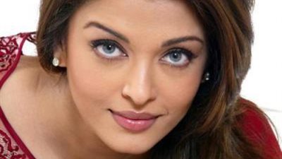 كيفية تطبيق مكياج العيون اللوزية كالنجمات؟