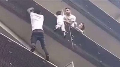 مشاهد مرعبة لطفل يتسلق مبنى مرتفع (فيديو)