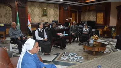 وفد قبطي يهنئ محافظ المنيا ويهديه 