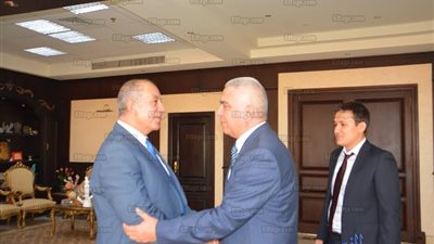 القنصل الروسي بالغردقة يقدم التهنئة لمحافظ البحر الأحمر بتجديد الثقة (صور)