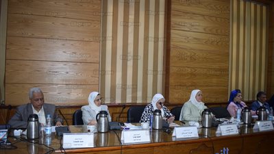 مجلس عمداء جامعة بنها يناقش استعدادات العام الدراسي الجديد (صور)
