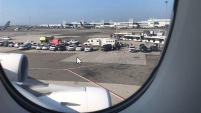 شاهد.. التفاصيل الكاملة للحجر على ركاب طائرة إماراتية في أمريكا