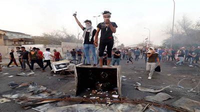 محتجون يواصلون إغلاق ميناء أم قصر للبضائع قرب البصرة بالعراق