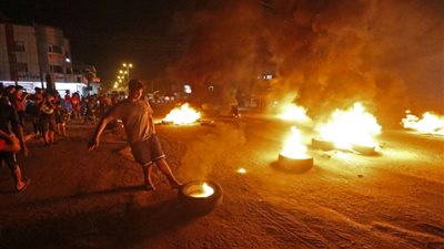 عاجل.. تجمع محتجين أمام القنصلية الإيرانية في البصرة