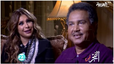 محمد عبده يغازل مذيعة العربية.. شاهد رد فعلها (فيديو)