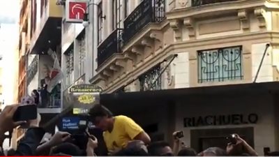 لحظة طعن مرشح للرئاسة في البرازيل (فيديو)