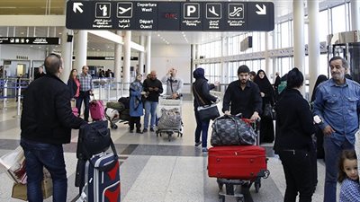شاهد.. فوضى في مطار بيروت بسبب تعطل برامج التذاكر والحقائب