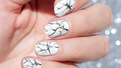 تعرفي على طريقة وضع طلاء الأظافر الرخامي الجديد