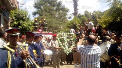 عاجل.. الآلاف يُصلون الجنازة على جثمان الشهيد العقيد أحمد الجعفري بمسقط رأسه في الغربية (صور)