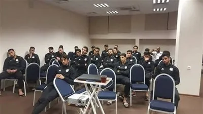 غريب وسويلم يجتمعان بلاعبي المنتخب الأولمبي قبل مواجهة روسيا