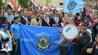 200 طالب وأستاذ بجامعة دمنهور يساندون المنتخب أمام النيجر