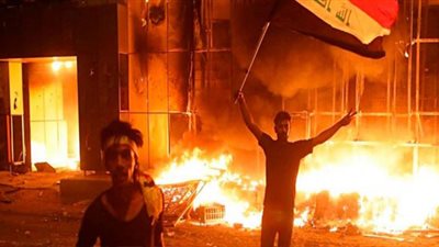العراق تنتفض.. تفاصيل إحراق مقر السفارة الإيرانية في البصرة 