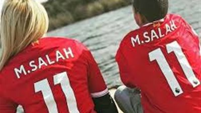 آخرهم طبيب بريطاني في مؤتمر.. 3 مشاهير ارتدوا قميص 