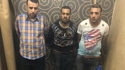 القبض على 3 مسجلين بحوزتهم أسلحة ومخدرات بالساحل