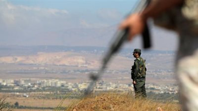 هاآرتس: إسرائيل تمول وتسلح 12 فصيل سورى معارض