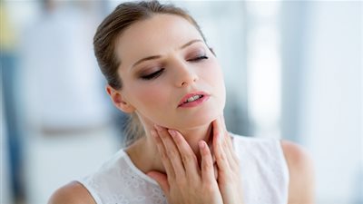 علاجات منزلية للتعامل مع مشكلة آلام الحلق عند البلع