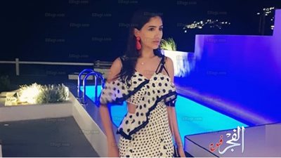 إطلالة مثيرة لمي عمر بفستان عاري الساقين (صور)