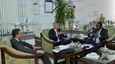 الطيار أحمد عادل يستقبل سكرتير عام اتحاد الأفرا