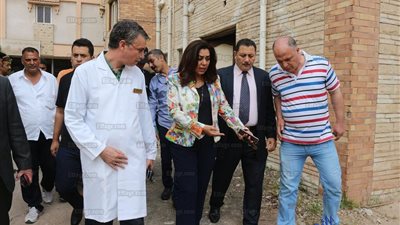 محافظ دمياط تستمع لمرضى المستشفيات الحكومية وتحيل مسئوليها للتحقيق بسبب النظافة (صور) 