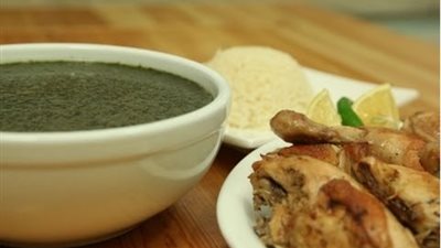 حضري الملوخية بالدجاج على الطريقة المصرية