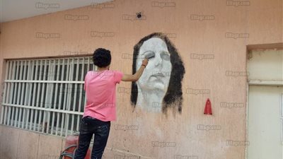 طلاب التربية النوعية ببنها يشاركون في تجميل الكلية وتزيين جدرانها (صور)