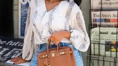 بناطيل جينز عالية الخصر لإطلالة رشيقة كالفاشينيستات (صور)