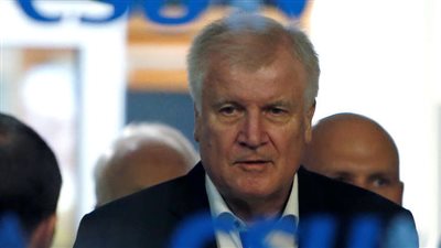 وزير الداخلية الألماني يعلن الاتفاق مع إيطاليا على إعادة اللاجئين