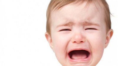 أفضل طريقة لإزالة براز الرضع من الملاءات