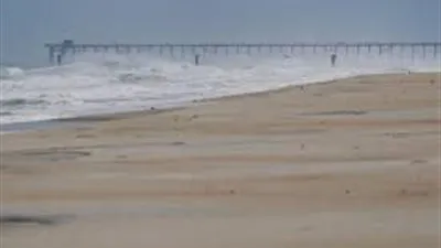 مباشر.. ارتفاع الأمواج على ساحل كارولينا مع هبوب رياح الإعصار فلورنس