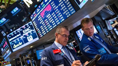 الأسهم الأمريكية ترتفع بقيادة أبل بعد انحسار المخاوف على التجارة