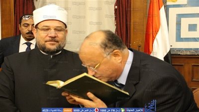 محافظ القاهرة يُقبِّل مصحفا أهداه له وزير الأوقاف (صور)