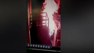  لحظة إشعال عاطلين النيران في شاب بدار السلام (فيديو)