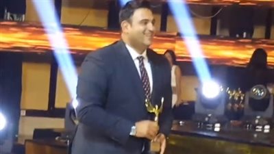 أكرم حسني يحصد جائزة أفضل ممثل كوميدي بمهرجان 