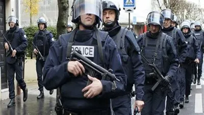 شرطة المفرقعات تفحص سيارة مريبة بالعاصمة الفرنسية