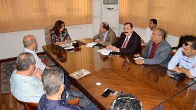 محافظ دمياط: إقامة معارض متنقلة لعرض أثاث صغار الصناع (صور)