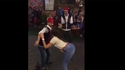 شاهد.. وصلة رقص ساخنة لـ