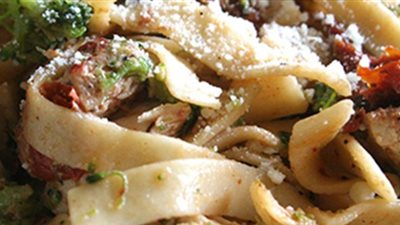 طريقة عمل مكرونة بالدجاج والبروكلي