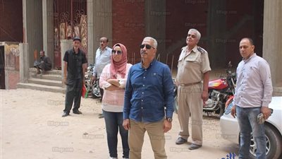 رئيس غرب المنصورة يفصل المرافق عن ٥ عقارات مخالفة (صور)