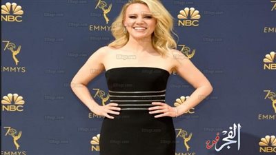 كيت ماكينون تظهر بإطلالة سوداء جذابة على السجادة الذهبية بحفل جوائز EMMY 2018