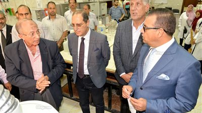 رئيس جامعة المنصورة يفتتح تشغيل أول جهاز بلازما مزدوج لتحليل المواد بكلية الزراعة