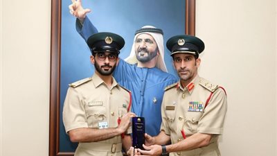 شرطة دبي تكرم طالب إماراتي يطور جهازاً يخفف من ألم الربو