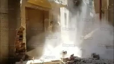 إزالة منزل من طابقين لتشقق جدرانه في قرية بطا ببنها (صور)